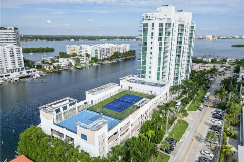 Condo in North Bay Village, Florida, 1 bedroom  № 2011047 - photo 2