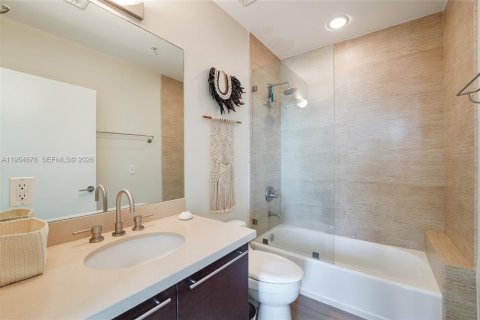 Condo in North Bay Village, Florida, 1 bedroom  № 2011047 - photo 10