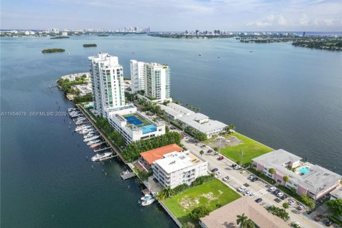 Condo in North Bay Village, Florida, 1 bedroom  № 2011047 - photo 29