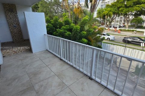 Touwnhouse à louer à Hallandale Beach, Floride: 3 chambres, 183.2 m2 № 2382944 - photo 25