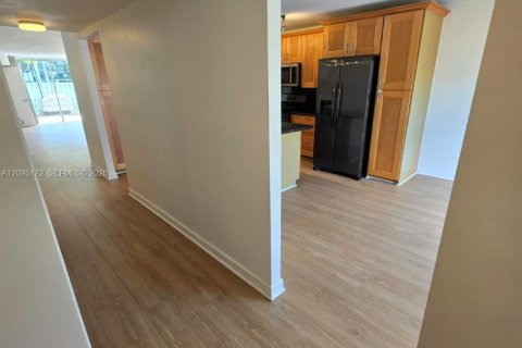 Touwnhouse à louer à Hallandale Beach, Floride: 3 chambres, 183.2 m2 № 2382944 - photo 2