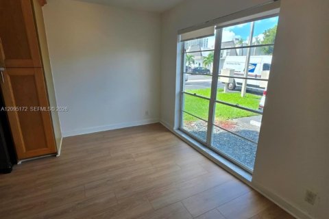 Touwnhouse à louer à Hallandale Beach, Floride: 3 chambres, 183.2 m2 № 2382944 - photo 4