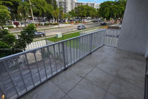 Touwnhouse à louer à Hallandale Beach, Floride: 3 chambres, 183.2 m2 № 2382944 - photo 24