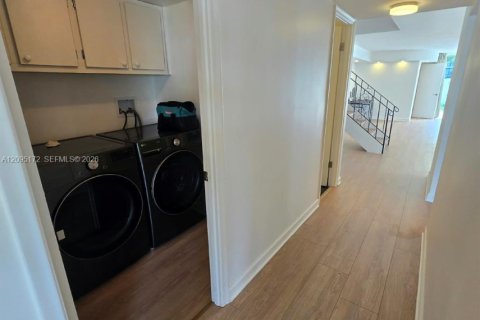 Touwnhouse à louer à Hallandale Beach, Floride: 3 chambres, 183.2 m2 № 2382944 - photo 5