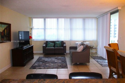 Купить кондоминиум в Халландейл-Бич, Флорида 2 спальни, 109.25м2, № 1999105 - фото 6