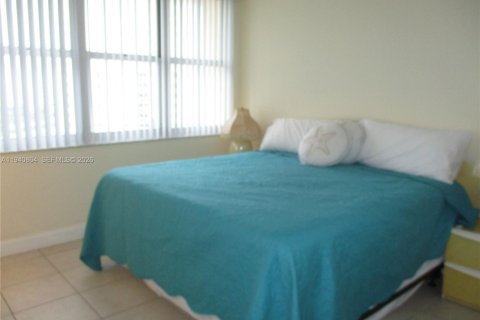 Купить кондоминиум в Халландейл-Бич, Флорида 2 спальни, 109.25м2, № 1999105 - фото 12