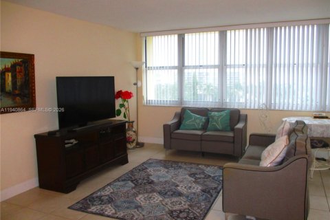 Купить кондоминиум в Халландейл-Бич, Флорида 2 спальни, 109.25м2, № 1999105 - фото 8