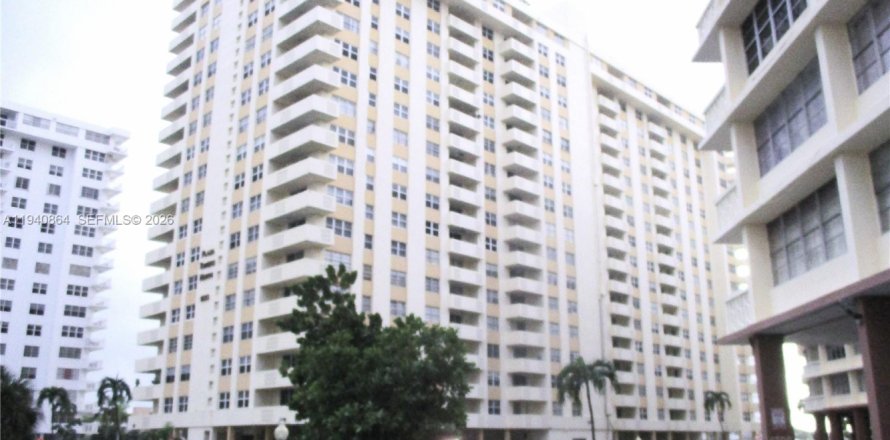 Кондоминиум с 2 спальнями в Халландейл-Бич, Флорида № 1999105