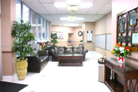 Купить кондоминиум в Халландейл-Бич, Флорида 2 спальни, 109.25м2, № 1999105 - фото 20