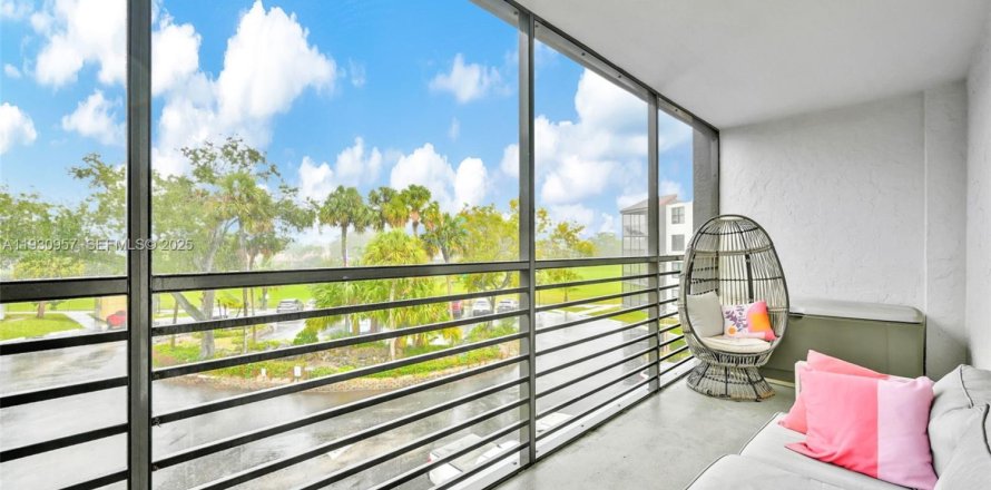 Condominio en Hollywood, Florida, 2 dormitorios  № 2034413