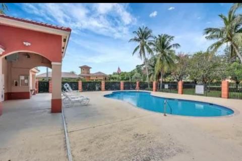Condo in West Palm Beach, Florida, 2 bedrooms  № 1231548 - photo 1