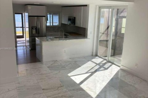 Таунхаус в Пемброк-Пайнс, Флорида 3 спальни, 138.8м2 № 2028130