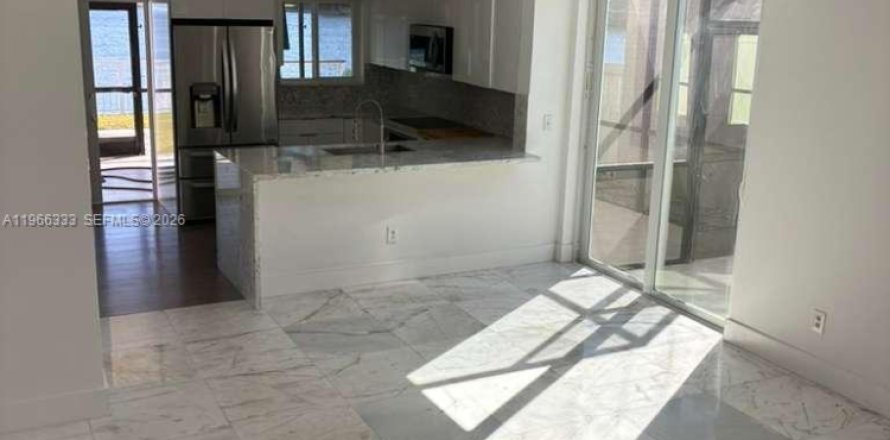 Таунхаус в Пемброк-Пайнс, Флорида 3 спальни, 138.8м2 № 2028130