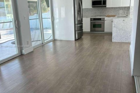 Снять в аренду таунхаус в Пемброк-Пайнс, Флорида 3 спальни, 138.8м2, № 2028130 - фото 2