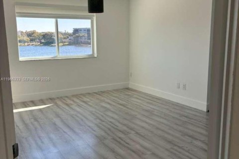 Снять в аренду таунхаус в Пемброк-Пайнс, Флорида 3 спальни, 138.8м2, № 2028130 - фото 8