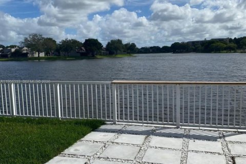 Снять в аренду таунхаус в Пемброк-Пайнс, Флорида 3 спальни, 138.8м2, № 2028130 - фото 13