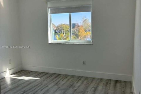 Снять в аренду таунхаус в Пемброк-Пайнс, Флорида 3 спальни, 138.8м2, № 2028130 - фото 4