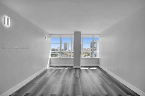 Condominio en venta en Hallandale Beach, Florida, 1 dormitorio, 76.92 m2 № 1980052 - foto 25
