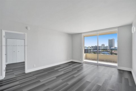 Condominio en venta en Hallandale Beach, Florida, 1 dormitorio, 76.92 m2 № 1980052 - foto 16