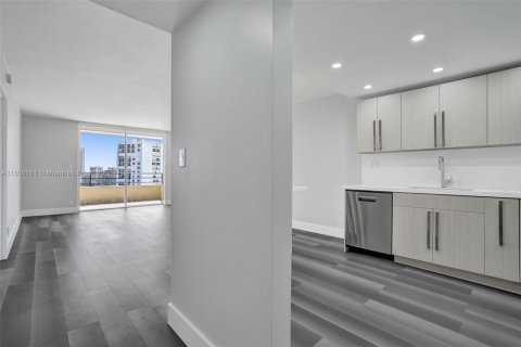 Condominio en venta en Hallandale Beach, Florida, 1 dormitorio, 76.92 m2 № 1980052 - foto 2