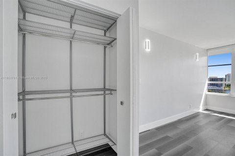 Condominio en venta en Hallandale Beach, Florida, 1 dormitorio, 76.92 m2 № 1980052 - foto 29