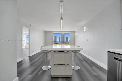 Condominio en venta en Hallandale Beach, Florida, 1 dormitorio, 76.92 m2 № 1980052 - foto 7