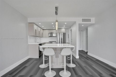 Condominio en venta en Hallandale Beach, Florida, 1 dormitorio, 76.92 m2 № 1980052 - foto 10