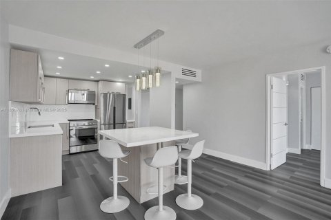 Condominio en venta en Hallandale Beach, Florida, 1 dormitorio, 76.92 m2 № 1980052 - foto 12