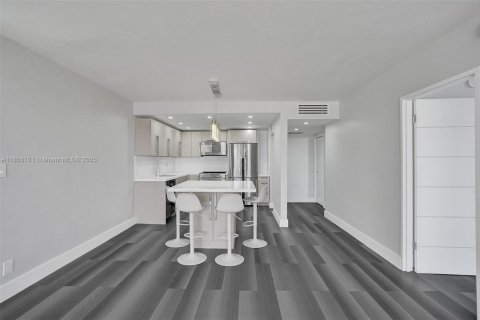 Condominio en venta en Hallandale Beach, Florida, 1 dormitorio, 76.92 m2 № 1980052 - foto 13