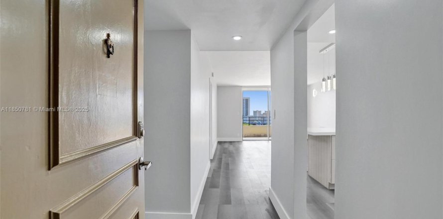 Condominio en Hallandale Beach, Florida, 1 dormitorio  № 1980052