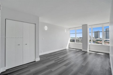 Condominio en venta en Hallandale Beach, Florida, 1 dormitorio, 76.92 m2 № 1980052 - foto 24