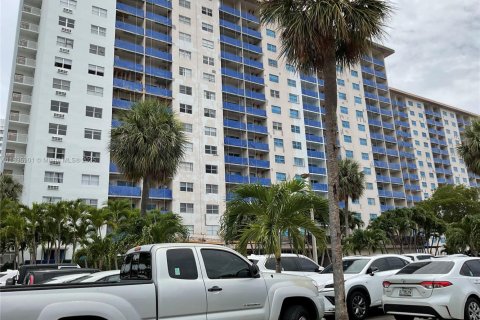 Condo in Sunny Isles Beach, Florida, 2 bedrooms  № 1822067 - photo 3