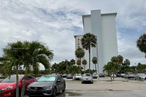 Condo in Sunny Isles Beach, Florida, 2 bedrooms  № 1822067 - photo 4
