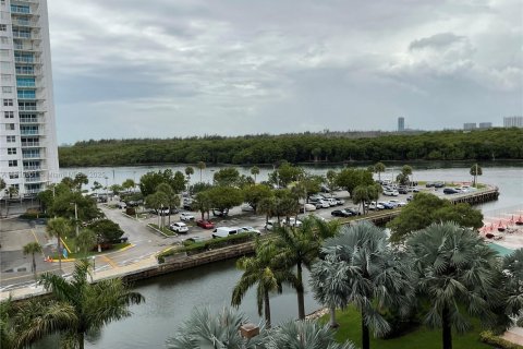 Condo in Sunny Isles Beach, Florida, 2 bedrooms  № 1822067 - photo 30