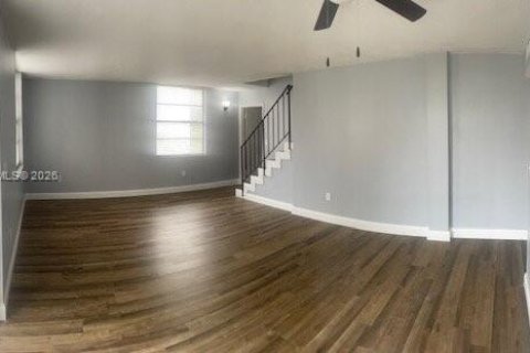 Condominio en alquiler en Lauderhill, Florida, 3 dormitorios, 116.03 m2 № 2010774 - foto 2