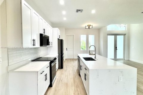 Villa ou maison à vendre à Port Charlotte, Floride: 3 chambres, 173.91 m2 № 1980169 - photo 7