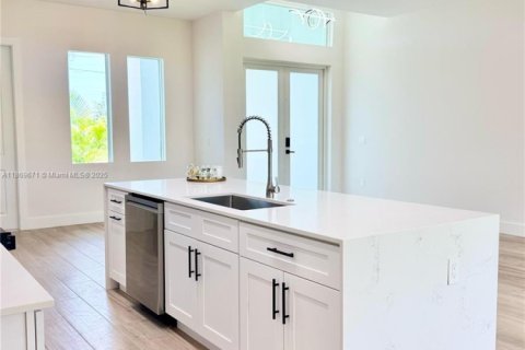 Villa ou maison à vendre à Port Charlotte, Floride: 3 chambres, 173.91 m2 № 1980169 - photo 3