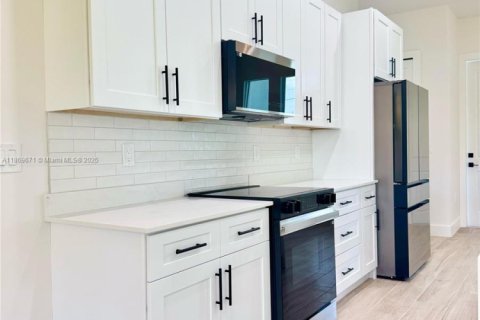 Villa ou maison à vendre à Port Charlotte, Floride: 3 chambres, 173.91 m2 № 1980169 - photo 8