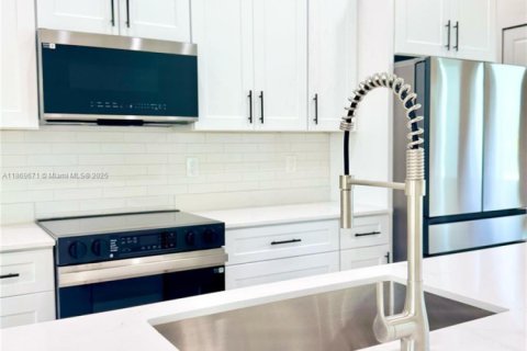 Villa ou maison à vendre à Port Charlotte, Floride: 3 chambres, 173.91 m2 № 1980169 - photo 4