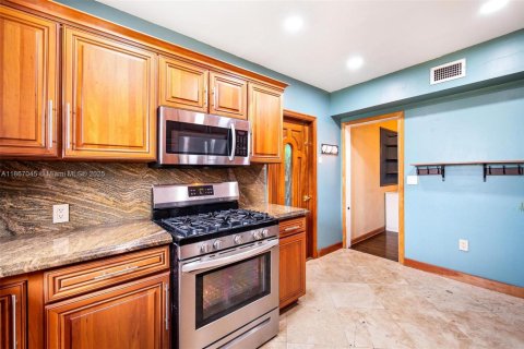 Villa ou maison à vendre à Miami Springs, Floride: 4 chambres, 203.36 m2 № 1979324 - photo 15