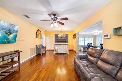 Villa ou maison à vendre à Miami Springs, Floride: 4 chambres, 203.36 m2 № 1979324 - photo 25