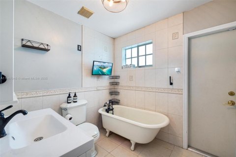 Villa ou maison à vendre à Miami Springs, Floride: 4 chambres, 203.36 m2 № 1979324 - photo 28