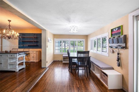 Villa ou maison à vendre à Miami Springs, Floride: 4 chambres, 203.36 m2 № 1979324 - photo 18