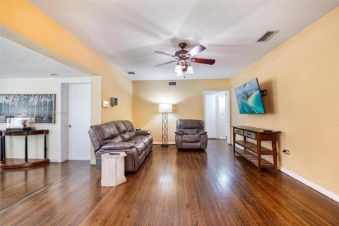 Villa ou maison à vendre à Miami Springs, Floride: 4 chambres, 203.36 m2 № 1979324 - photo 20