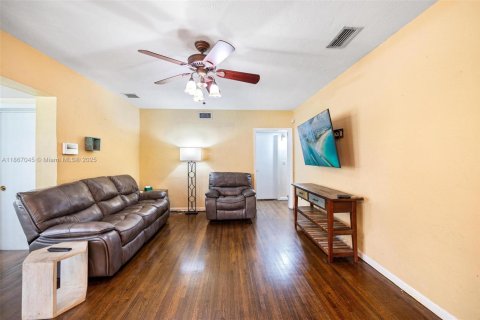 Villa ou maison à vendre à Miami Springs, Floride: 4 chambres, 203.36 m2 № 1979324 - photo 21