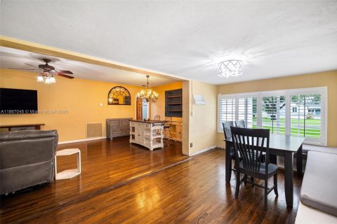 Villa ou maison à vendre à Miami Springs, Floride: 4 chambres, 203.36 m2 № 1979324 - photo 19