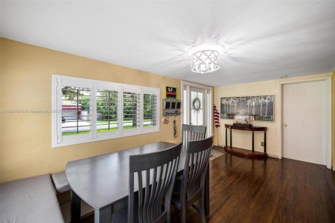 Villa ou maison à vendre à Miami Springs, Floride: 4 chambres, 203.36 m2 № 1979324 - photo 16