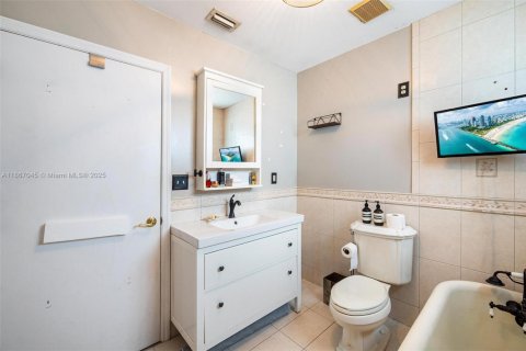 Villa ou maison à vendre à Miami Springs, Floride: 4 chambres, 203.36 m2 № 1979324 - photo 29