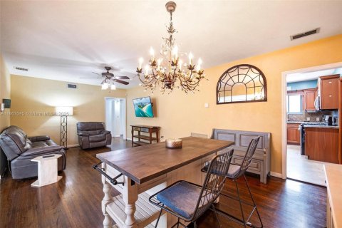 Villa ou maison à vendre à Miami Springs, Floride: 4 chambres, 203.36 m2 № 1979324 - photo 24