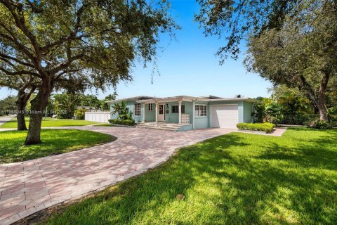 Villa ou maison à vendre à Miami Springs, Floride: 4 chambres, 203.36 m2 № 1979324 - photo 1